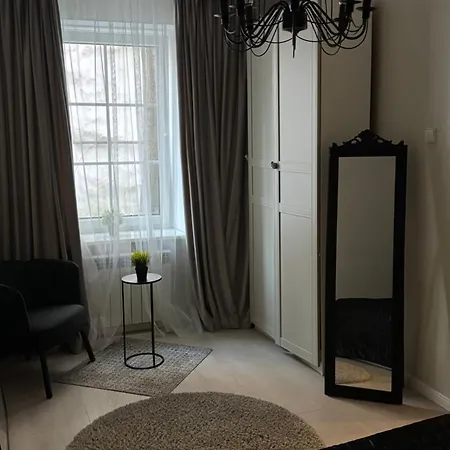 Located Old Town Апартаменты *